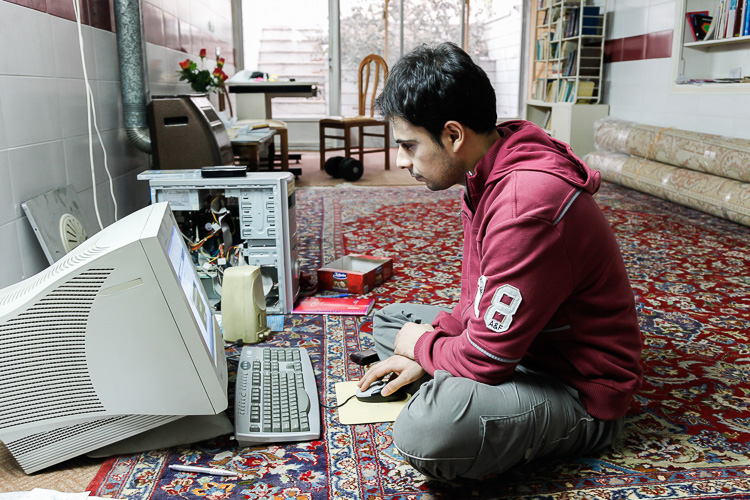 Internet is even slower than this computer itself. The picture was taken at my couchsurfing host in Esfahan.