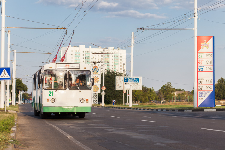 An old Soviet bus driving towards Bender
