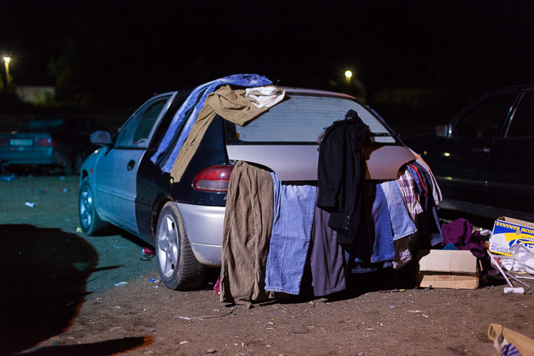 At the Tabanovce train station refugees can change clothes, dressing up to face a cold night walking towards Serbia that lays only 400 meters away.