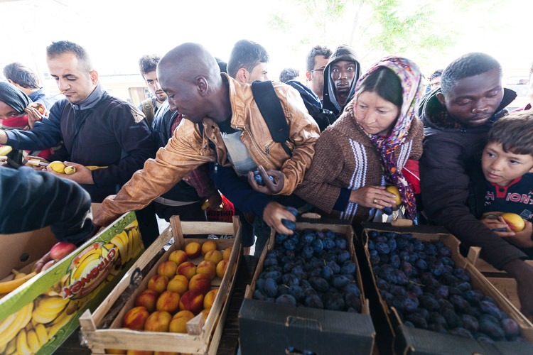 Refugees occassionally receive fresh fruit at the Tabanovce train station. Availability depends entirely on donations.