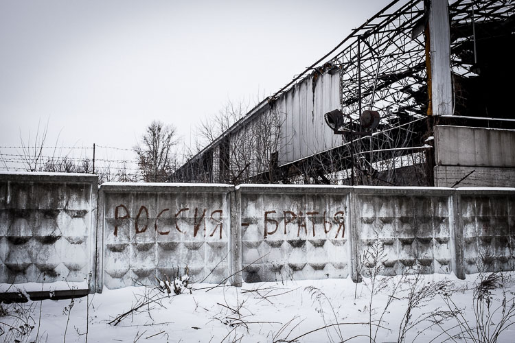 "Russia - Bratja". Grafitti on the backside of the graveyard claiming the brotherhood between Ukraine and Russia.